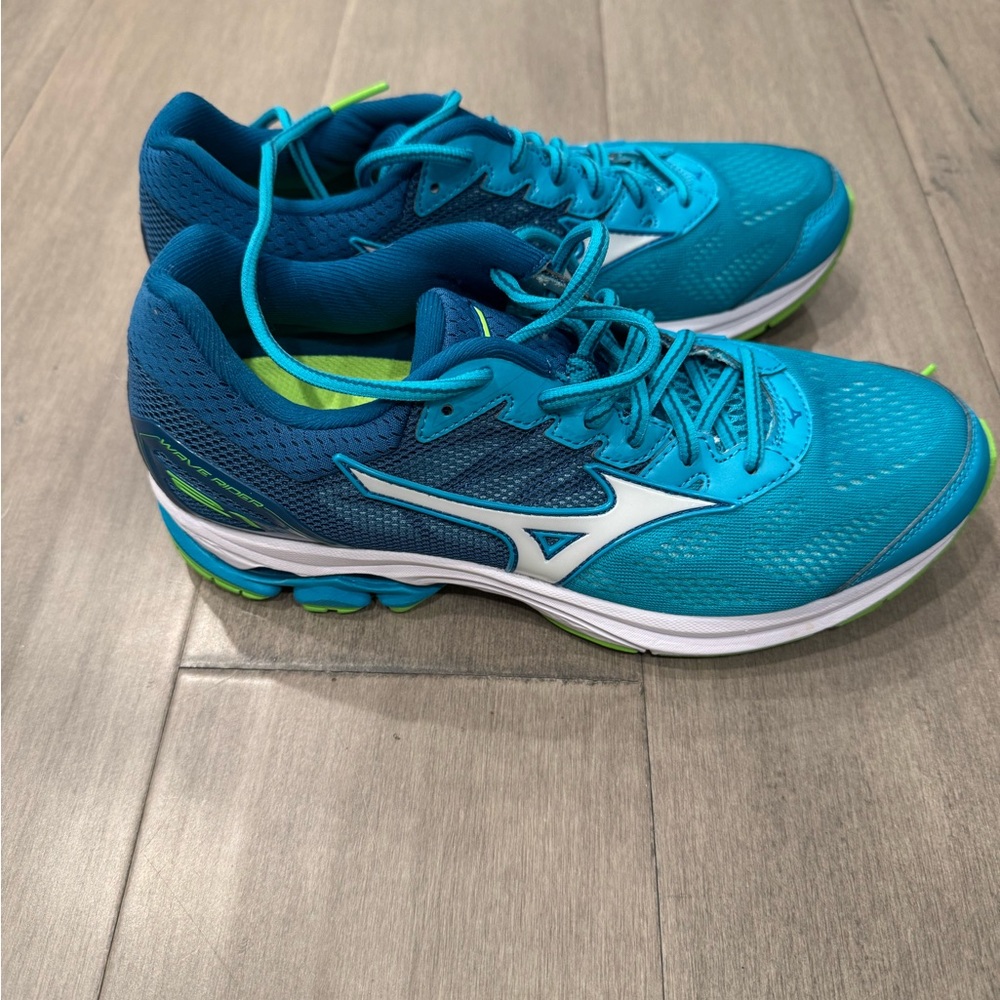 Fleet Feet - Mizuno Teal and White Athletic Sneakers